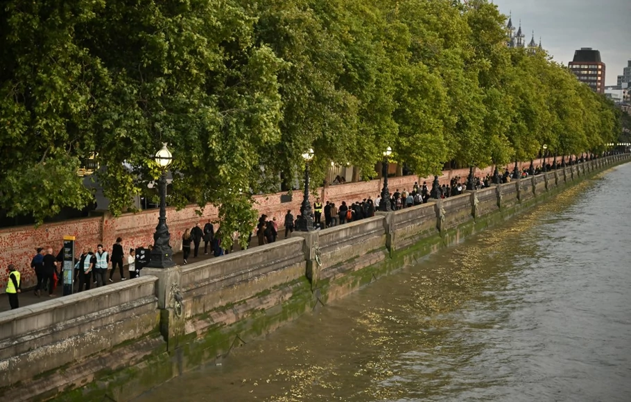 Antrean warga di dermaga antara Westminster dan Lambeth Bridge di London pada 14 September 2022 untuk melihat peti mati Ratu Elizabeth II Inggris, yang terbaring di Westminster Hall.