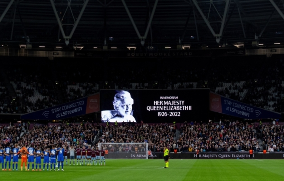 Aksi mengheningkan cipta dalam pertandingan West Ham di Liga Europa menghormati kematian Ratu Elizabeth II.