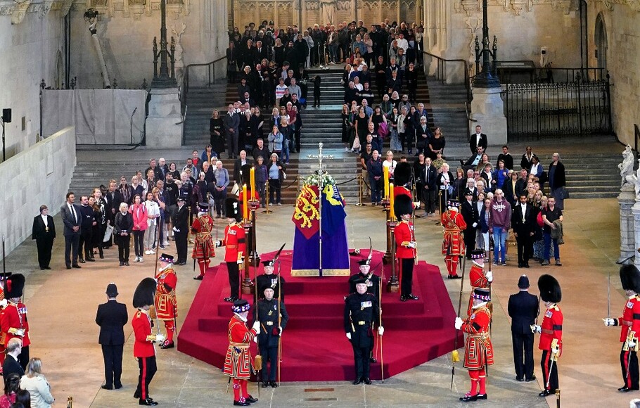 Peti mati Ratu Elizabeth II berada di catafalque di Westminster Hall,