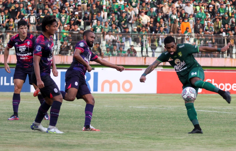 Penyerang Persebaya Juninho (kanan) menendang bola dihalangi pemain Rans Nusantara FC Arthur B (kedua kanan) dan Hamdan Zamzami (kedua kiri) saat pertandingan Liga 1 di Stadion Gelora Delta Sidoarjo, Jawa Timur, Kamis, 15 September 2022. Persebaya Surabaya kalah melawan Rans Nusantara FC dengan skor akhir 1-2. 