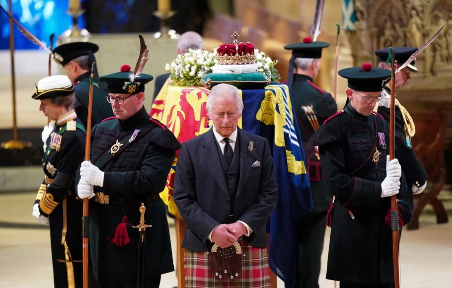 Raja Inggris Charles III menghadiri Vigil di Katedral St Giles, di Edinburgh, pada 12 September 2022, setelah kematian Ratu Elizabeth II pada 8 September 2022.  