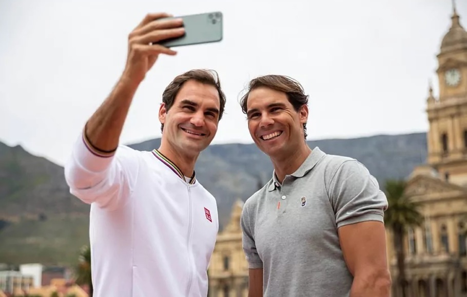 Roger Federer (kiri) dan Rafael Nadal.