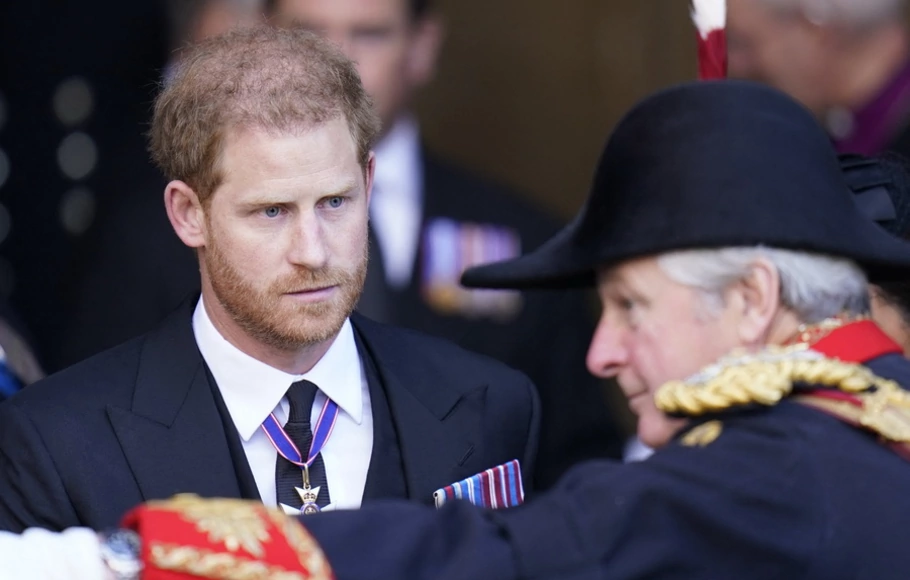 Pangeran Inggris Harry, Duke of Sussex, pergi setelah memberikan penghormatan di Westminster Hall, di Istana Westminster, di mana peti mati Ratu Elizabeth II, akan Dibaringkan di Catafalque, di London pada Rabu 14 September 2022. 
