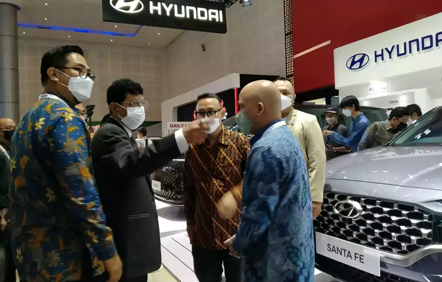 Irjen Taufik Bawazier saat mengunjungi salah satu stan kendaraan bermotor roda dua yang mengikuti GIIAS Surabaya 2022.