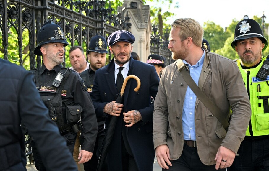 Mantan pemain sepak bola Inggris David Beckham meninggalkan Westminster Hall, di London pada 16 September 2022 setelah memberikan penghormatan kepada peti mati Ratu Elizabeth II.