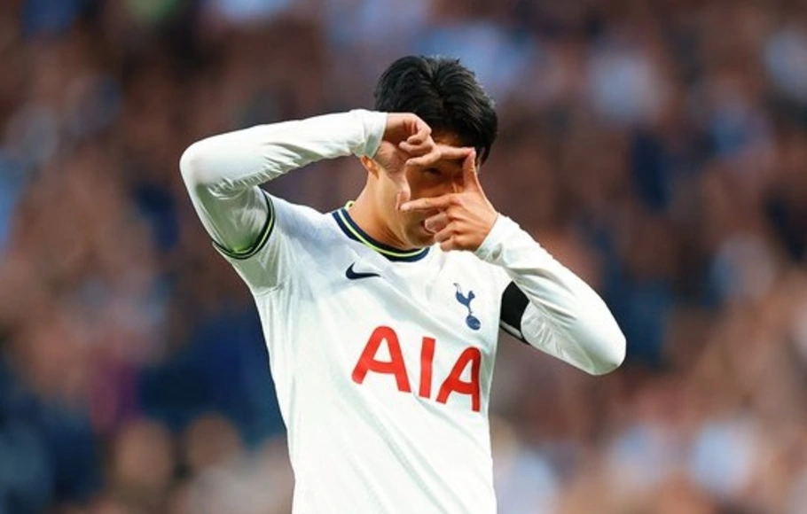 Selebrasi gelandang Tottenham Hotspur, Son-Heung Min.