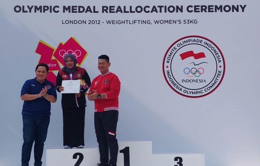 IOC Members Erick Thohir mengalungkan medali perak Olimpiade London dalam seremoni yang berbarengan dengan perayaan Olympic Day di Plaza Timur Kompleks Olahraga Gelora Bung Karno, Senayan, Jakarta, Minggu (18/9/2022).