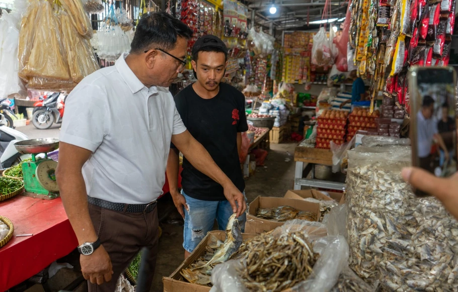 Kepala Staf Kepresidenan Moeldoko melakukan pemantauan perkembangan harga komoditas pangan, di pasar besar Ratu Tunggal, Kota Pangkalpinang, Bangka Belitung, Minggu 18 September 2022.