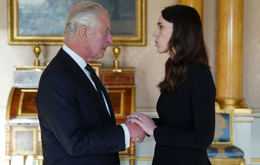 Raja Charles III bertemu dengan Perdana Menteri Selandia Baru Jacinda Ardern, selama pertemuan Perdana Menteri Kerajaan, di Istana Buckingham di London pada 17 September 2022.