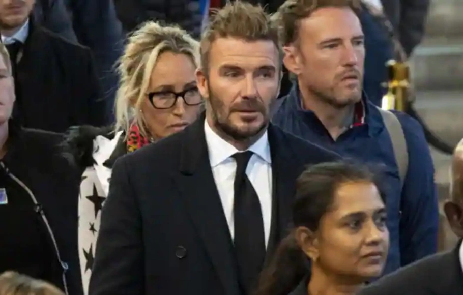 Legenda sepakbola Inggris, David Beckham menolak untuk melewati antrean untuk memberikan penghormatan terakhir kepada Ratu Elizabeth II di London, Inggris, Jumat 16 September 2022.