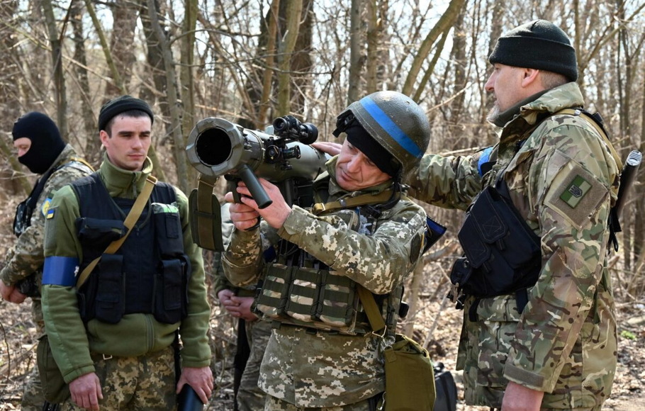 Anggota Pasukan Pertahanan Teritorial Ukraina menghadiri kursus pelatihan taktis, pertempuran dan pertolongan pertama selama invasi Rusia yang diluncurkan di Ukraina.