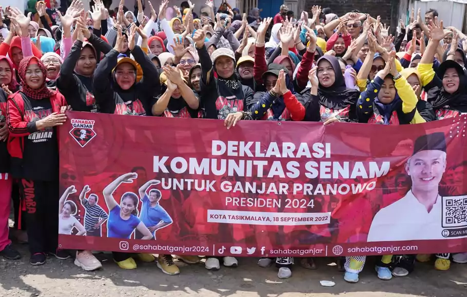Masyarakat yang tergabung dalam komunitas emak-emak perajin dan komunitas senam di Tasikmalaya, Jawa Barat gelar deklarasi dukungan untuk Ganjar Pranowo, Minggu, 18 September 2022.
