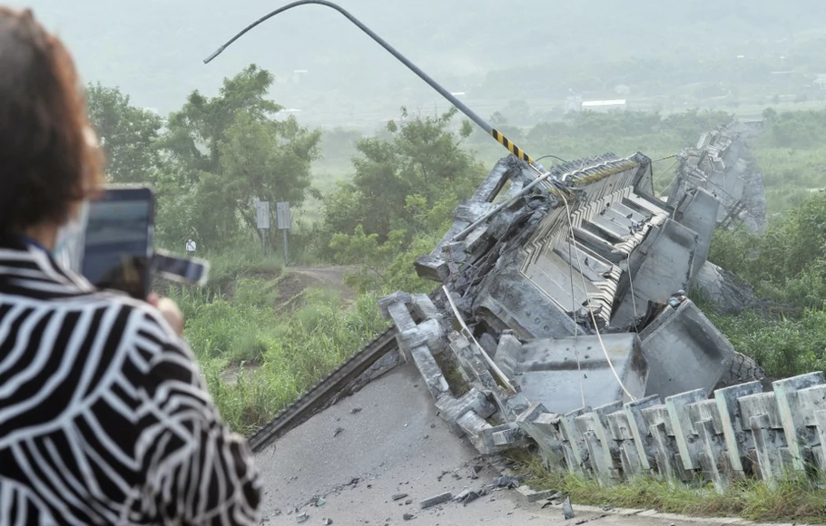 Seorang penduduk mengambil foto jembatan Kaoliao yang runtuh di daerah Hualien Taiwan timur pada 19 September 2022, setelah gempa berkekuatan M 6,9 pada 18 September.
