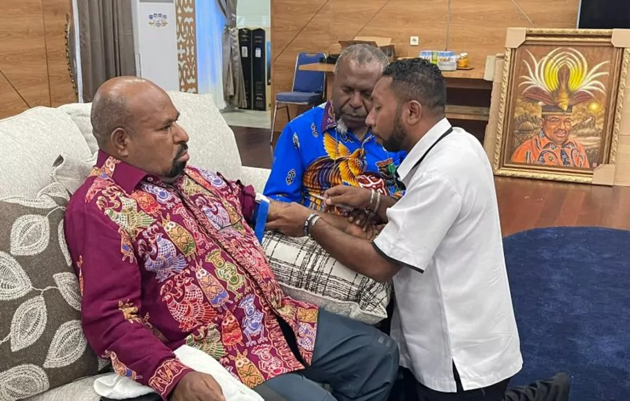 Tim Dokter Gubernur Papua melakukan pemeriksaan kesehatan terhadap Gubernur Papua Lukas Enembe di kediamannya, Rabu, 14 September 2022.