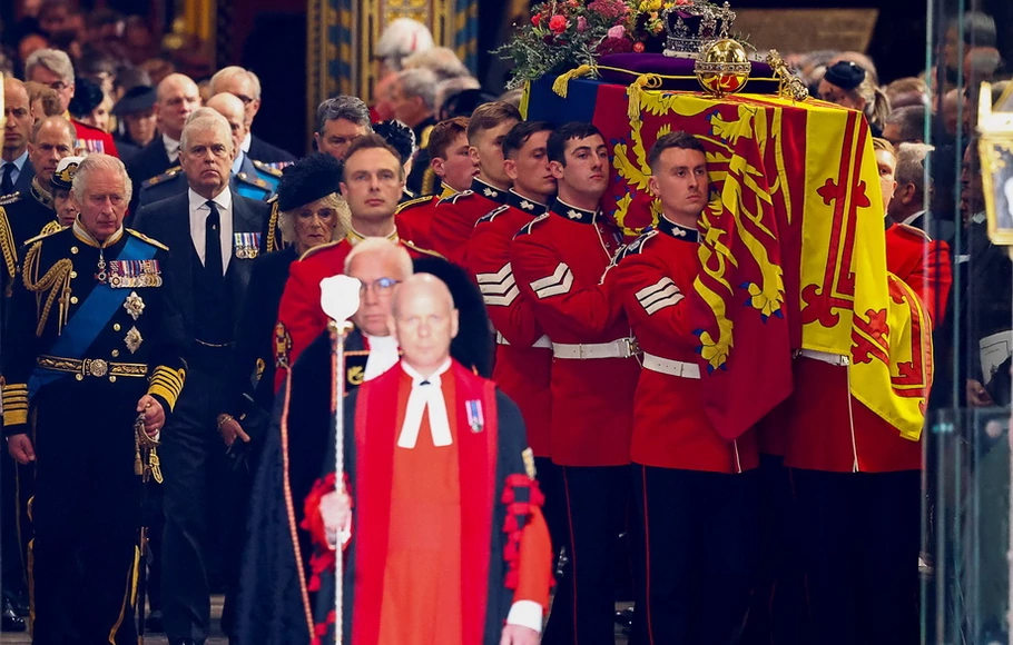 Raja Inggris Charles, Ratu Camilla, Pangeran Andrew dan Pangeran Edward berjalan di belakang peti mati Ratu Elizabeth Inggris saat dibawa dari Westminster Abbey setelah kebaktian pada hari pemakaman dan penguburan kenegaraannya, di London, Inggris, 19 September 2022.