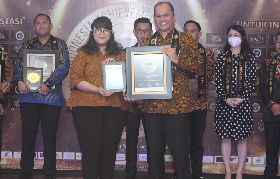 CEO EVCuzz Abdul Rahman Elly (kanan) menerima penghargaan Indonesia Golden Award 2022 untuk kategori Trusted Company in Providing and Operating EV Charging Infrastructure, Jakarta, Jumat, 16 September 2022.