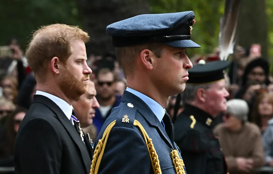 Pangeran Harry (kiri) dan Pangeran William (kanan) saat upacara pemakaman Ratu Elizabeth II, Senin, 19 September 2022.