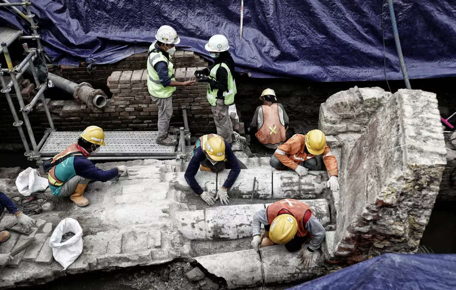 Sejumlah pekerja berusaha membersihkan terakota yang berada di proyek pembangunan jalur MRT Jakarta fase 2 CP-203 di kawasan Glodok, Jakarta Barat, Selasa 20 September 2022.