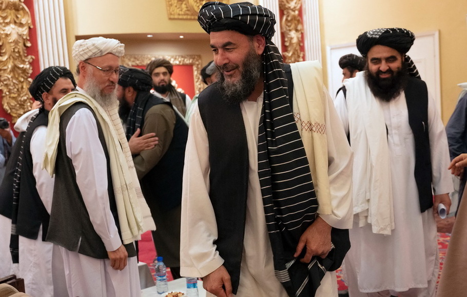 Bashar Noorzai (tengah), seorang panglima perang dan rekan Taliban menghadiri acara pers di Hotel Intercontinental di Kabul, Afghanistan pada Senin 19 September 2022. 