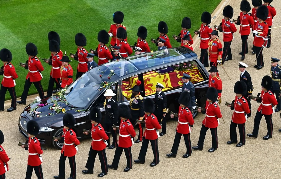 The Queen's Inquiries and Grenadier Guards mengawal peti mati saat Prosesi peti mati Ratu Elizabeth II, di atas State Hearse, melakukan perjalanan di dalam Kastil Windsor pada 19 September 2022, menjelang Committal Service untuk Ratu Elizabeth II dari Inggris. 
