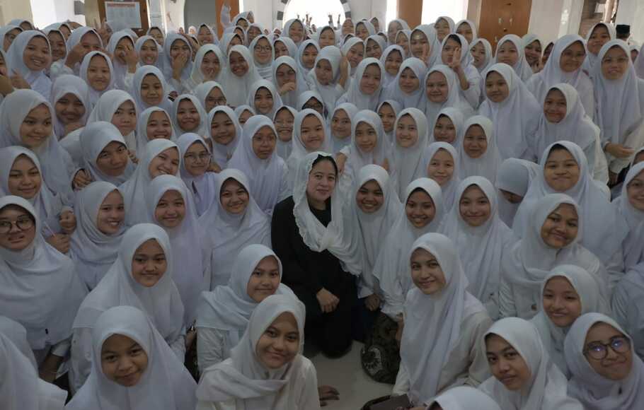 Ketua DPR Puan Maharani bersama santriwati Pondok Pesantren (Ponpes) Mahasina Darul Qur'an wal Hadits di Kota Bekasi, Jawa Barat.