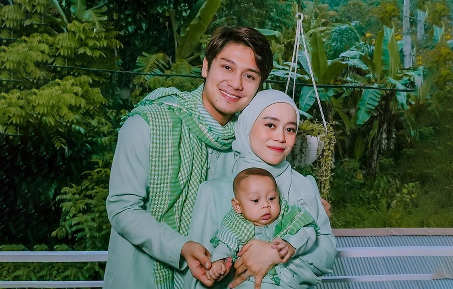 Pasangan Rizky Bilar dan Lesti Kejora, bersama putra mereka Muhammad Leslar Al Fatih yang baru saja menjalani operasi hernia.