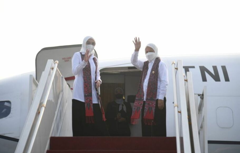 Ibu Negara Iriana Joko Widodo didampingi Ibu Wury Ma'ruf Amin dan sejumlah anggota Organisasi Aksi Solidaritas Era Kabinet Indonesia Maju (OASE KIM) bertolak ke Sragen, Provinsi Jawa Tengah, dalam rangka kunjungan kerja, Kamis (22/9/2022).