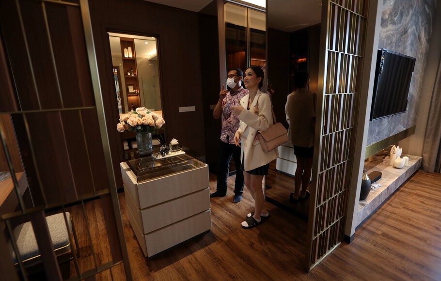 Calon pembeli melihat unit contoh rumah di klaster Kanade di The Zora, di BSD City, Tangerang, Banten, Rabu, 21 September 2022. Kanade merupakan klaster perumahan terakhir di The Zora yang pada tahap pertama ini dipasarkan sebanyak 67 unit dengan harga mulai dari Rp6,3 milyar.