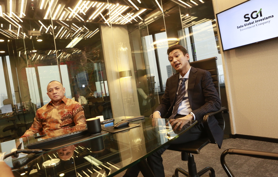 Founder & CEO Satu Global Investama, Calvin Lutvi (kanan) dan Managing Director Satu Global Investama, Paul Andreas memberikan paparan terkait Strategi PT Satu Global Investama di tahun 2023 di Jakarta, Rabu 21 September 2022.