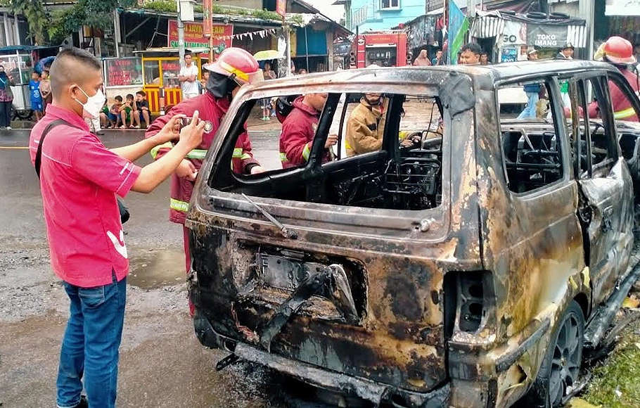Petugas Pemadam Kebakaran tengah melakukan pemadaman kendaraan yang terbakar seusai mengisi BBM di SPBU Leuwiliang, Kabupaten Bogor, Kamis, 22 September 2022.