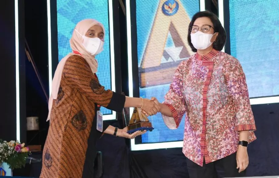 Sekretaris Utama LAN, Dra Reni Suzana, MPPM saat menerima penghargaan WTP dari Menteri Keuangan Sri Mulyani, di Jakarta, Kamis 22 September 2022