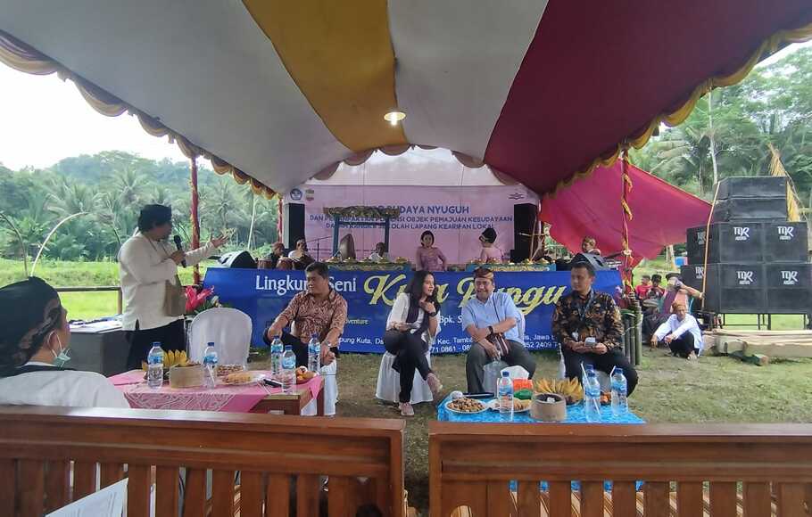 Suasana diskusi di sekolah lapang Kampung Adat Kuta, Desa Karangpaningal, Kecamatan Tambaksari, Kabupaten Ciamis, Jawa Barat, Jumat.