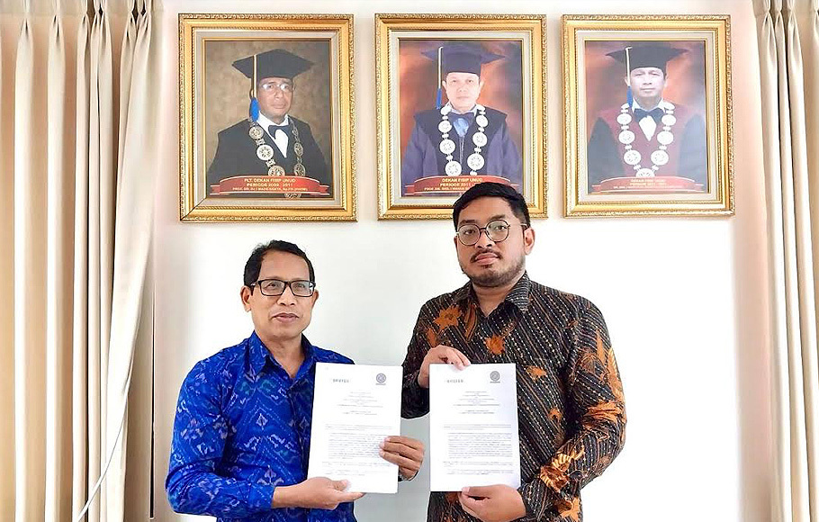 Chief Executive Officer BRIEFER Aditya Sani (kanan) dan Dekan FISIP Universitas Udayana, I Nengah Punia menandatangani perjanjian kerja sama (MoU) di Denpasar, Bali, Jumat, 23 September 2022.
