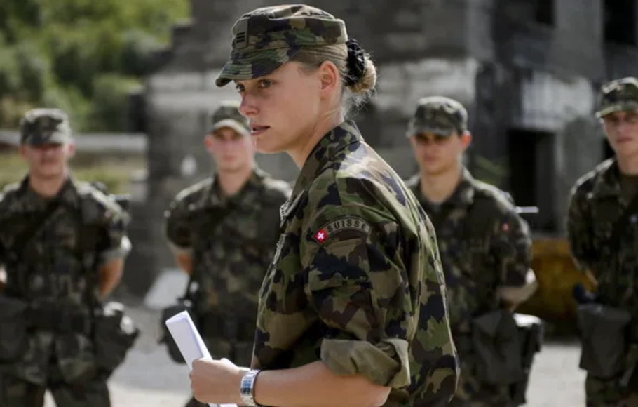 Layanan militer mungkin menjadi wajib bagi wanita di Swiss karena kekurangan personel militer.