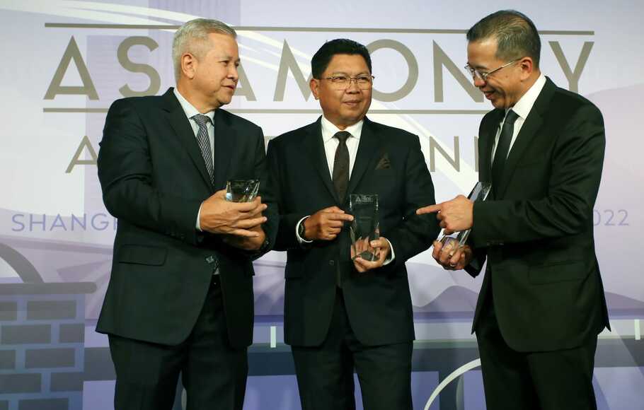 Direktur Utama Bank Mandiri Darmawan Junaidi menerima penghargaan Asiamoney di Singapura pada Rabu, 21 September 2022.