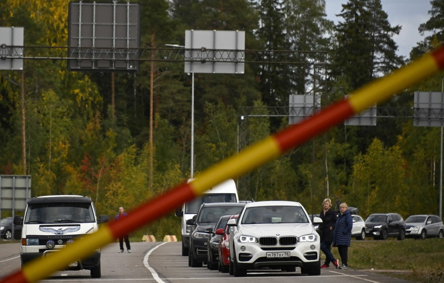 Sejumlah kendaraan yang datang dari Rusia menunggu dalam antrean di pos pemeriksaan perbatasan antara Rusia dan Finlandia dekat Vaalimaa, pada Kamis 22 September 2022. 