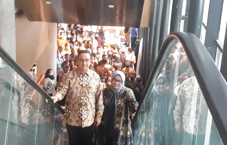 Gubernur DKI Jakarta, Anies Baswedan dan Istri, Fery Farhati hadiri pagelaran perdana di Graha Bhakti Budaya di Taman Ismail Marzuki (TIM), Cikini, Jakarta Pusat, Jumat 23 September 2022