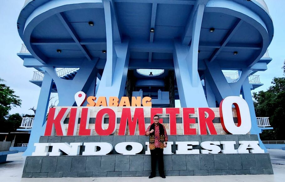 Sekjen DPP PDIP Hasto Kristiyanto berfoto di titik nol Indonesia di Pulau Sabang, Aceh, Jumat, 23 September 2022.