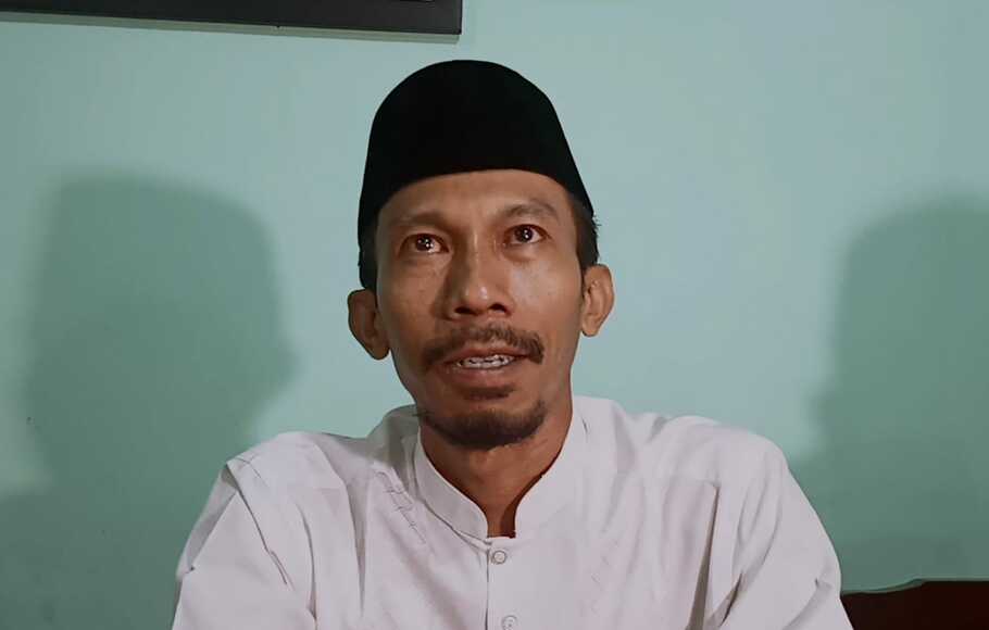 Ketua RW 07 Kelurahan Krukut, Samsul Anwar saat memberikan komentar terkait aksi viral Anggota DPRD Depok yang menghukum sopir truk, Jumat 23 September 2022