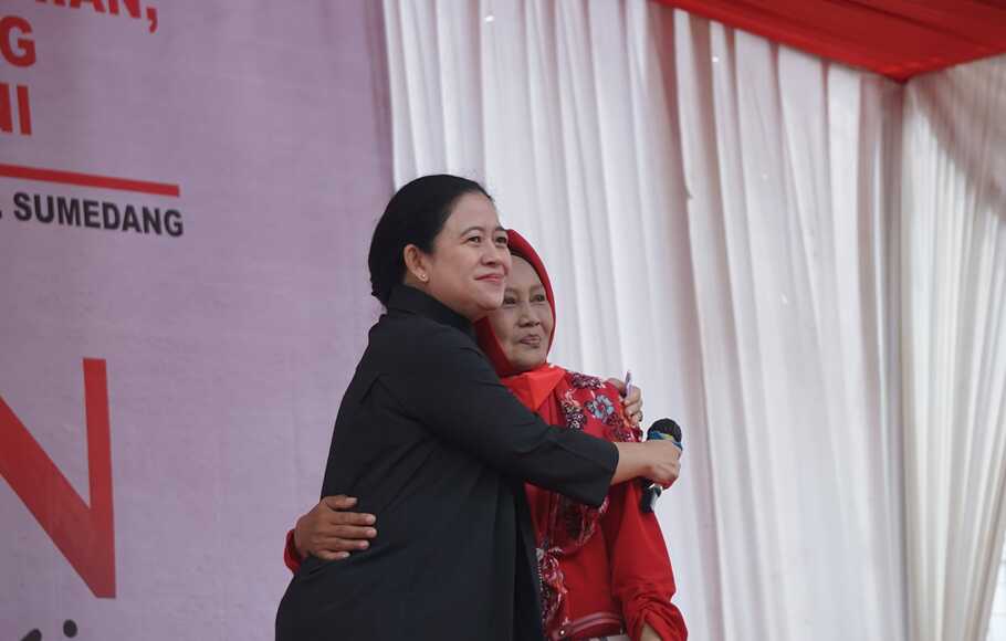 Ketua DPR Puan Maharani dipeluk oleh seorang ibu di Sumedang, Jawa Barat, Jumat, 23 September 2022.