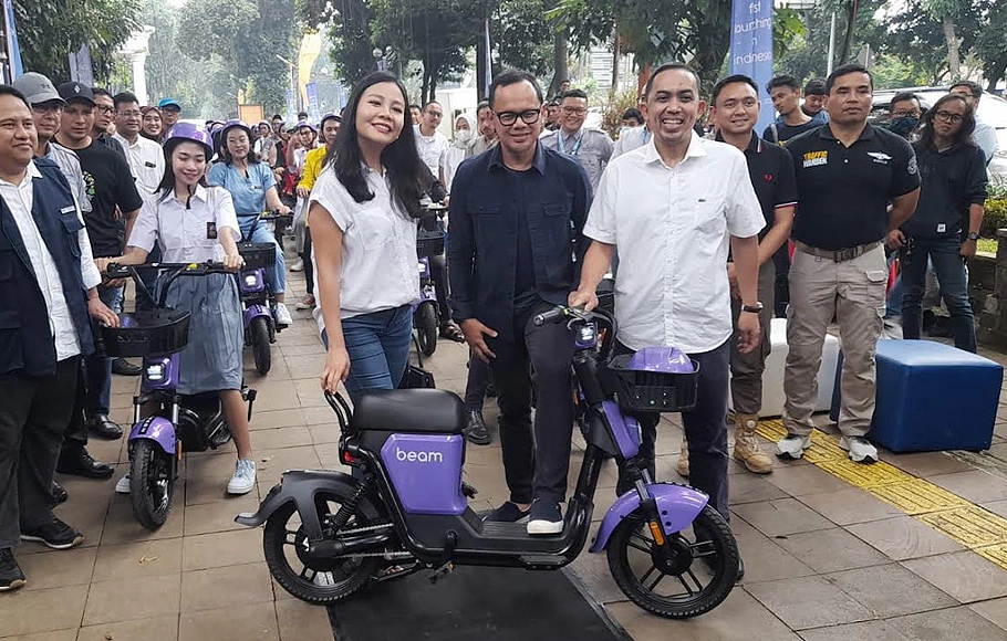 Wali Kota Bogor Bima Arya saat peluncuran sepeda listrik di pedestrian Jalan Pajajaran, Kota Bogor, Jumat, 23 September 2022.