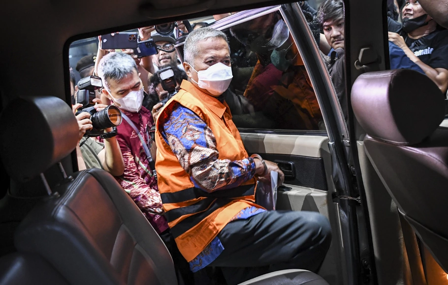 Hakim Agung Mahkamah Agung (MA) Sudrajad Dimyati (kiri) dengan mengenakan rompi tahanan memasuki mobil tahanan di Gedung Merah Putih, KPK, Jakarta, Jumat, 23 September 2022.