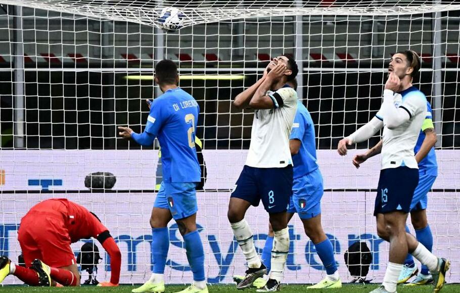 Para pemain Inggris terlihat lesu ketika Italia mencetak gol dalam pertandingan Liga A UEFA Nations League 2022 di Stadion San Siro, Milan, Jumat 23 September 2022.