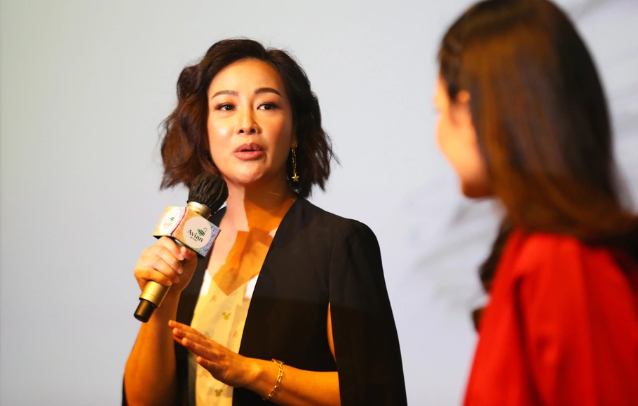 Development and Innovation Director Avian Brands Angelica Tanisia Jozar saat memperkenalkan Cinta Laura Kiehl sebagai brand ambassador untuk varian cat dinding interior premium Supersilk Anti Noda di Jakarta.