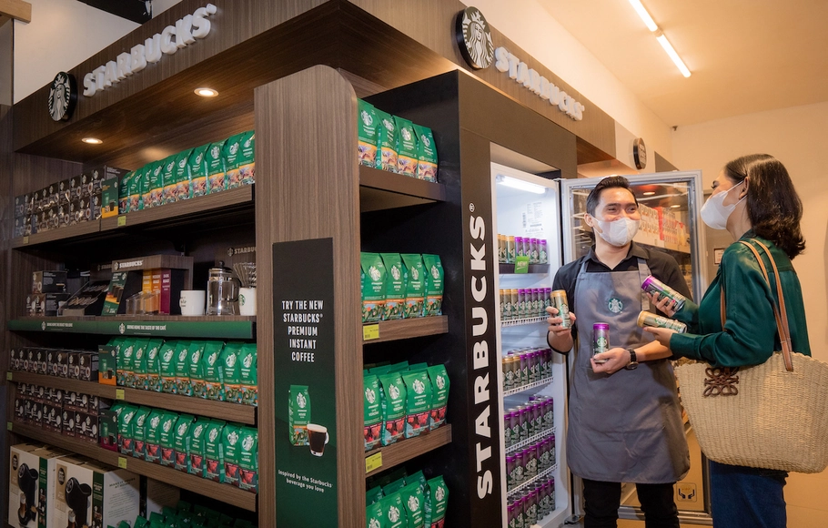 Seorang brand presenter tengah memperlihatkan Starbucks Ready-to-Drink, salah satu produk Starbucks At Home pada konsumen di premium supermarket di Jakarta.