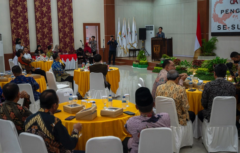 Anggota Dewan Komisioner Otoritas Jasa Keuangan (OJK) Bidang Edukasi dan Perlindungan Konsumen Friderica Widiasari Dewi (podium) memberikan sambutan pada pengukuhan serentak Tim Percepatan Akses Keuangan Daerah (TPAKD) se Sulawesi Tengah di Palu, Sulawesi Tengah, Kamis (22/9/2022).