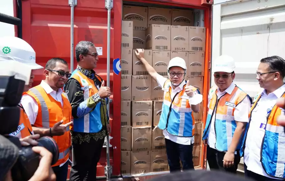 Menteri Perdagangan Zulkifli Hasan (ketiga kanan) saat melepas 36 kontainer Minyakita di Pelabuhan Tanjung Perak, Surabaya, Jawa Timur, Sabtu, 24 September 2022. Pelepasan ini merupakan upaya Kemendag dalam melakukan percepatan pendistribusian Minyakita ke seluruh Indonesia.