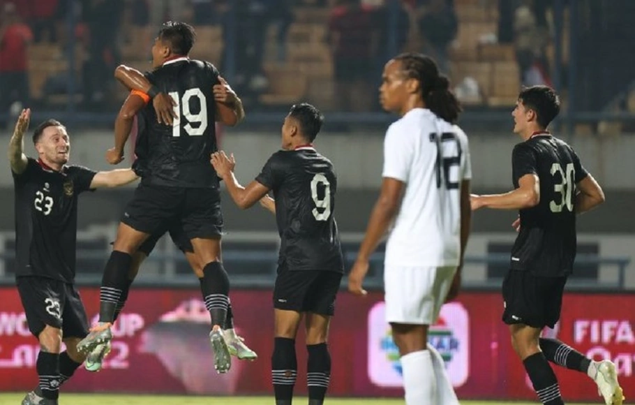 Selebrasi bek Timnas Indonesia, Fachrudin usai mencetak gol  ke gawang Curacao dalam laga di Stadion Gelora Bandung Lautan Api, SAbtu, 24 Septemebr 2022.