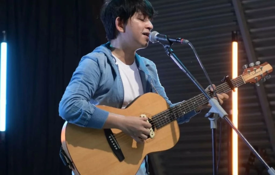 Febry Rufi menghibur penonton dengan petikan gitarnya di Actto Live, Kumulo BSD, Tangerang Selatan.