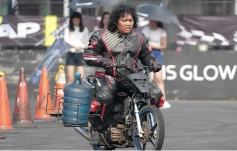 Marshel Widianto dan Arief Muhammad adu balap dengan memakai motor galon atau motor ukuran kecil.